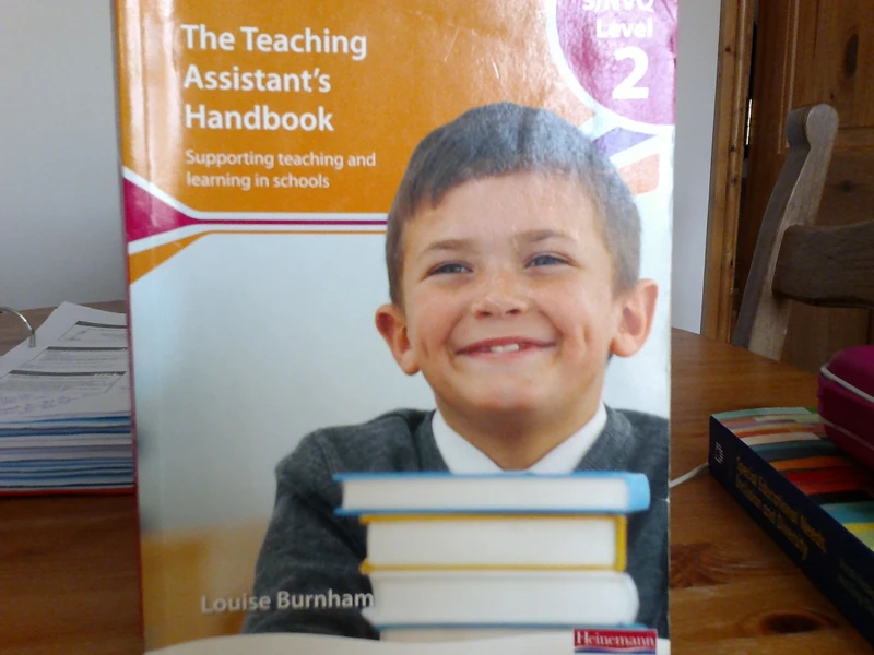 S/NVQ Level 2 Teaching Assistant's Handbook, 2nd edition: Supporting Teaching and Learning in Schools