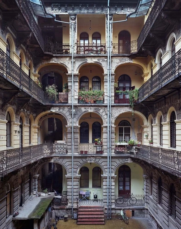 Yves Marchand/Romain Meffre: Budapest Courtyards - Image 1