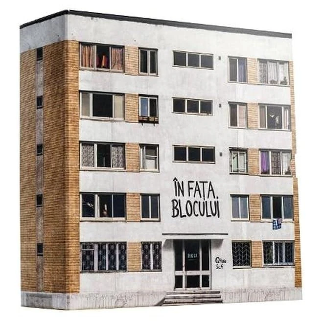 In Fata Blocului. O Colectie De 55 De Jocuri Si Faze Ale Generatiei Cu Cheia La Gat - Image 1