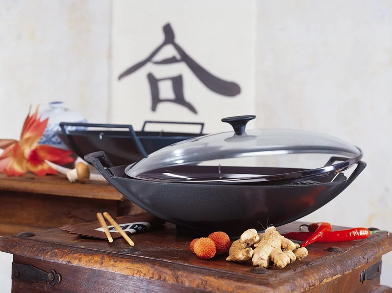 Le Creuset 36cm Cast Iron Wok with Glass Lid - Matte Black