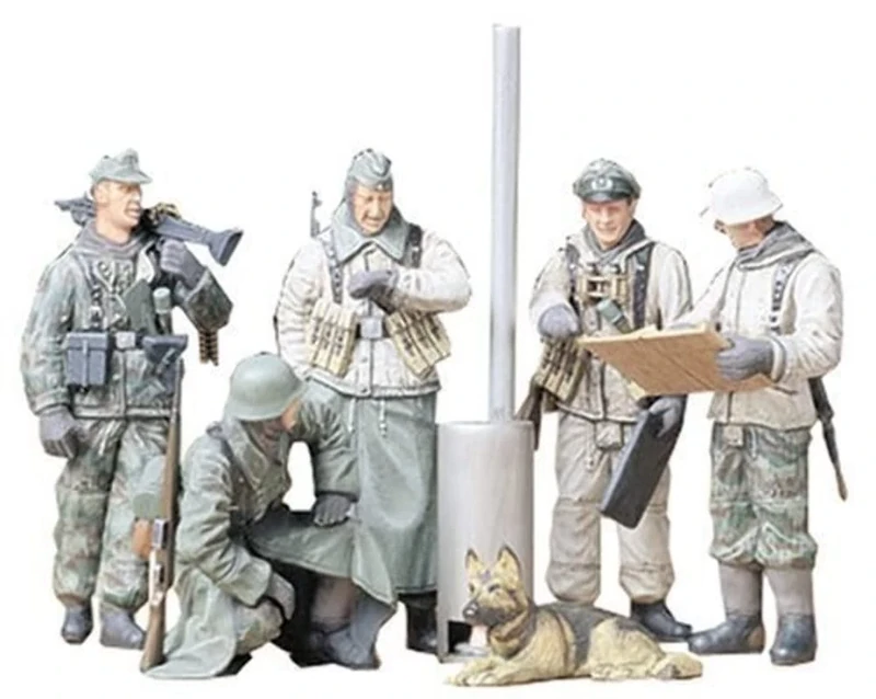 TAMIYA 35212 1/35 German Soldiers at Field Briefing