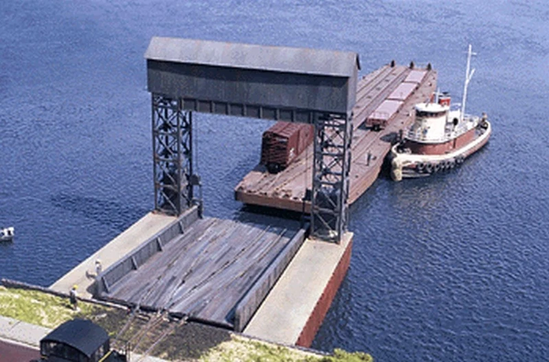 Walthers HO Scale Cornerstone Series® Carfloat Apron 8-1/2 x 8-1/2 x 8-5/8" Height Above Water 21.2 x 21.2 x 21.6cm