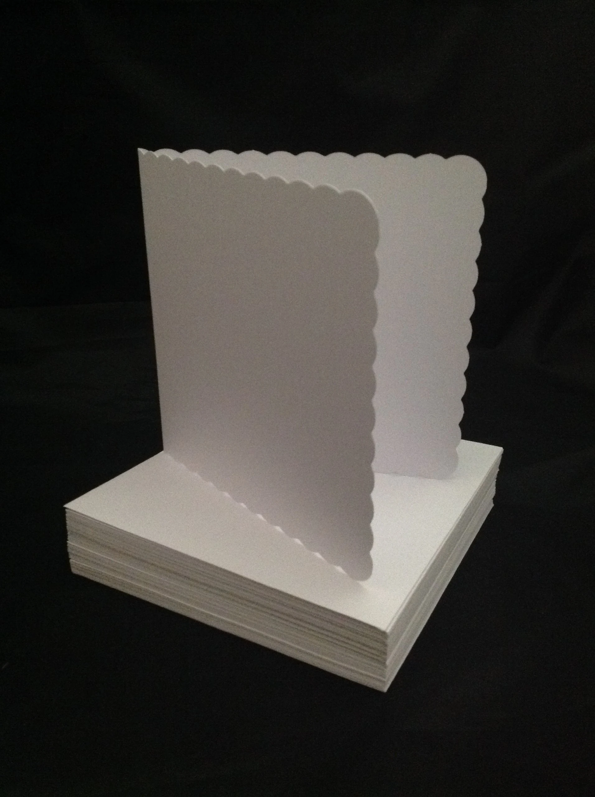 Crafts UK 50 Scalloped Cards and Envelopes, White, 6 x6-Inch, 25 x 55 mm 385 836