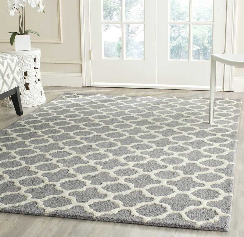 Safavieh Geometric Indoor Hand Tufted Rectangle Area Rug, Cambridge Collection, CAM130, in Silver / Ivory, 152 X 244 cm for Living Room, Bedroom or Any Indoor Space