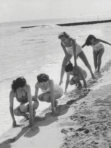 Time Life "Models Playing Leap Frog Canvas Print, Multi-Colour, 60 x 80 cm