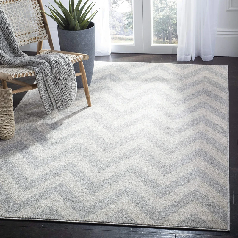 Safavieh Chevron Indoor/Outdoor Woven Rectangle Area Rug, Amherst Collection, AMT419, in Light Grey / Beige, 152 X 244 cm for Garden, Patio or Any Outdoor Space