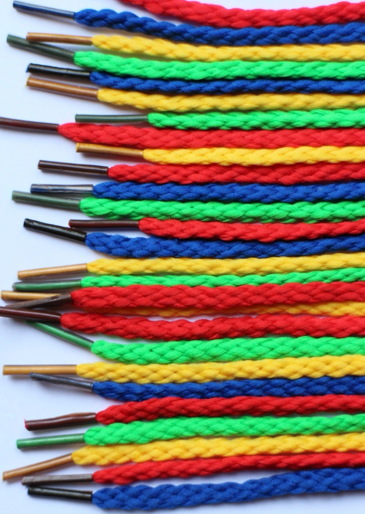 Kids B Crafty Threading Laces for Toddlers – 40 Colourful 75 cm × 3 mm Laces for Fine Motor Skills, Bead Threading, Preschool Crafts & EYFS Activities
