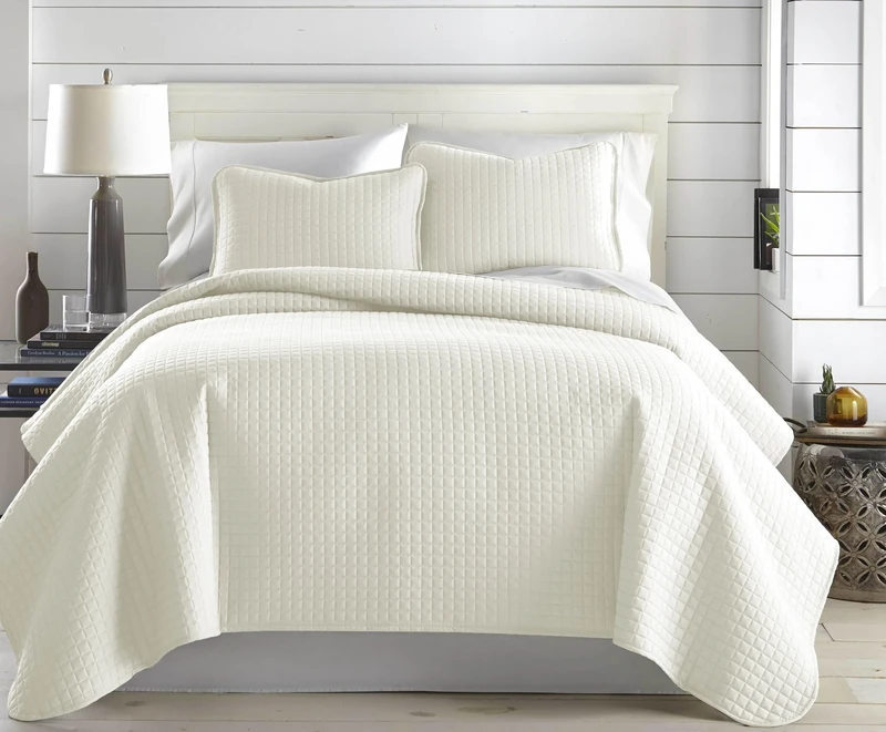 Vilano Springs, Premium Quality, Soft, Wrinkle, Fade, & Stain Resistant, Easy Case, Oversized Quilt Cover Set with 1 Quilt Set and 2 Shams, King/California King, Off-White