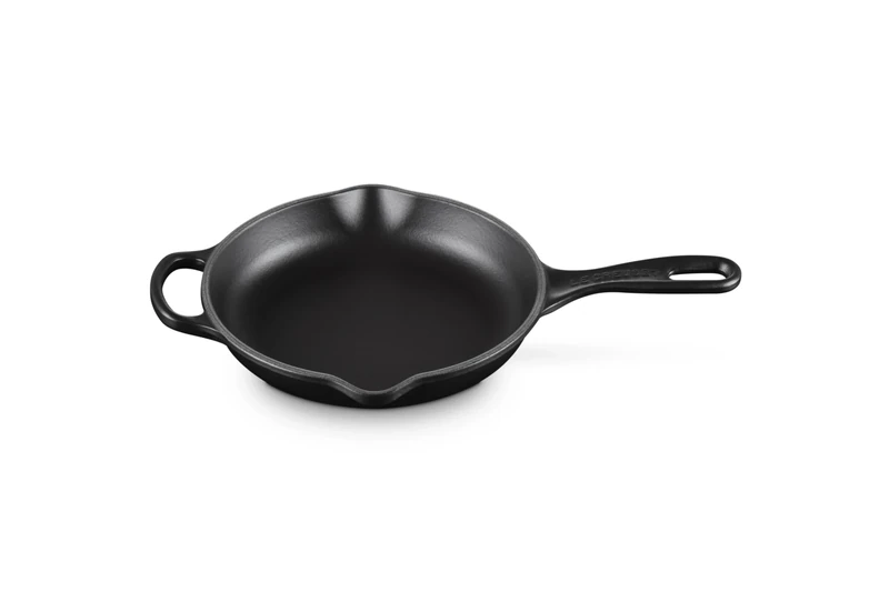 LE CREUSET Signature Enamelled Cast Iron Skillet Frying Pan with Helper Handle and Two Pouring Lips, 20 cm, Matte Black, 20182200000422