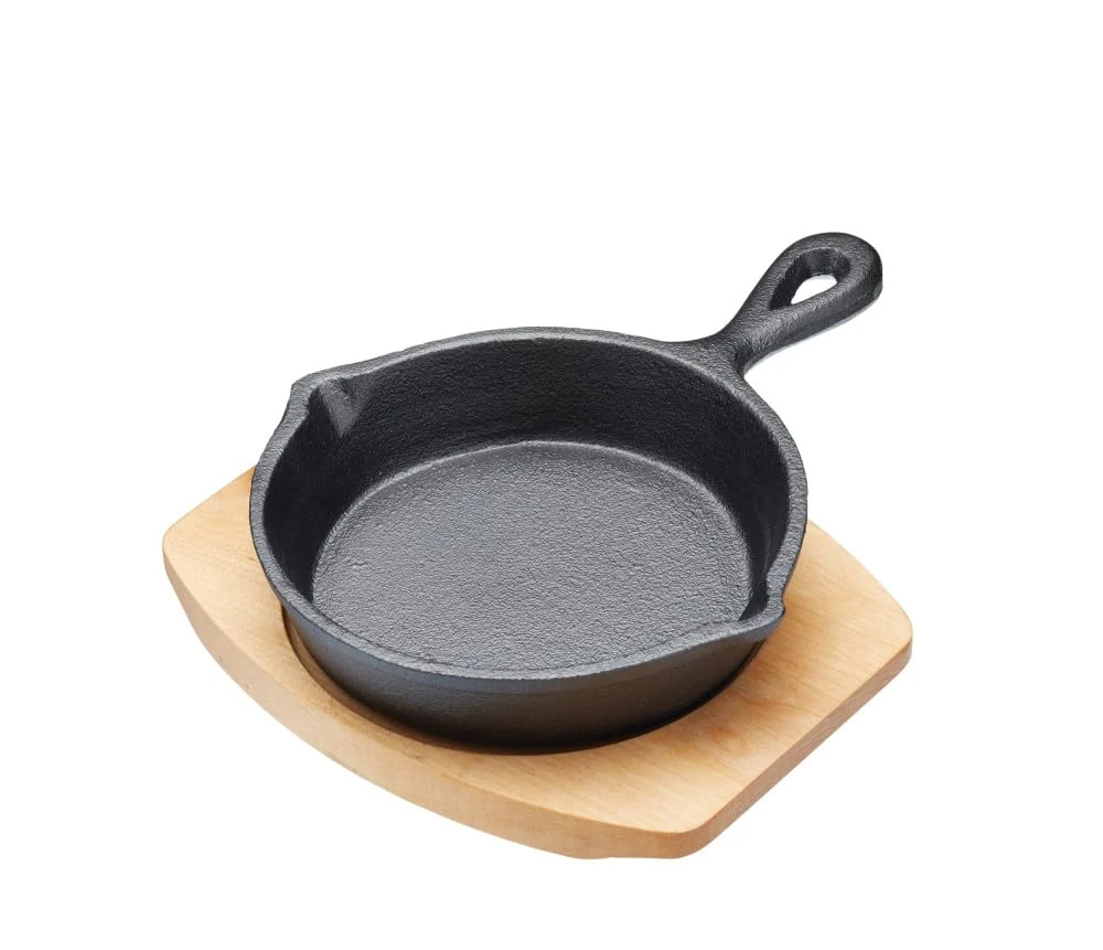 Artesa Mini cast iron frying pan with wooden serving board, grill pan broiler with stand for fajitas, BBQ, omelette, tapas and desserts, 15 x 3 x 20 cm - round, black