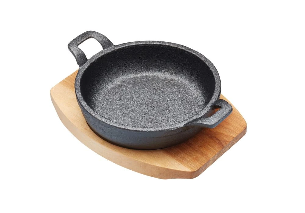 Artesà Miniature Cast Iron Casserole with Wooden Serving Board, Shallow Pot Style Oven Proof Skillet, for Gratin, Tapas, Curry and Meat, Induction Hob Safe, 6.5'' x 5'' x .5'', Round, Black