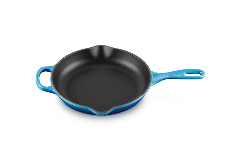 LE CREUSET Signature Enamelled Cast Iron Skillet Frying Pan with Helper Handle and Two Pouring Lips, for All Hob Types and Ovens, 23 cm, Azure, 20182232200422