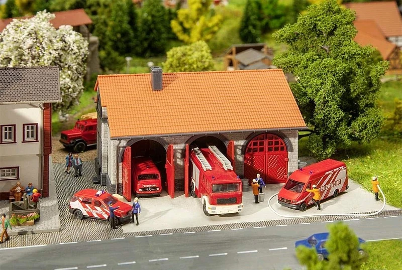 FALLER Fire Engine Shed Model Kit with 203 Individual Parts 101 x 82 x 60 mm I Model Railway Accessories N I Model Railway N Fire Brigade Workshop, Cream and Brown