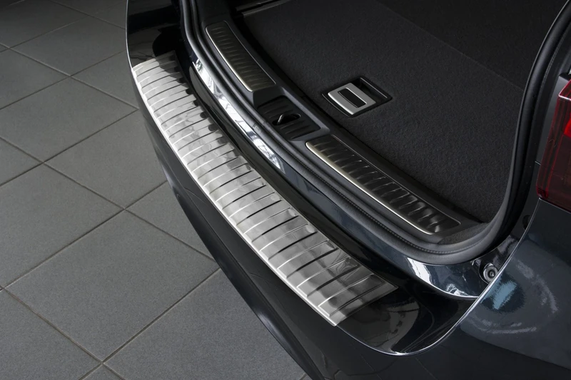 Avisa Stainless Steel Rear bumper protector compatible with Toyota Avensis III Wagon Facelift 2015- 'Ribs'