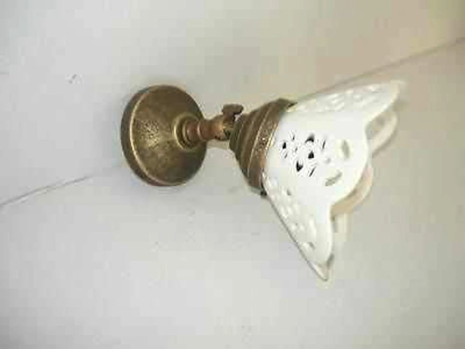 Applique wall light in brass with white ceramic