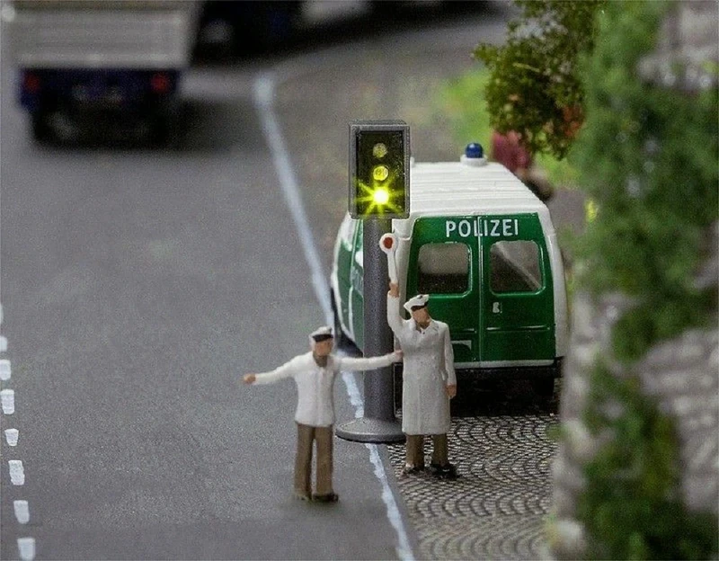 Faller 162060 2 LED Traffic Light with Elec Car System