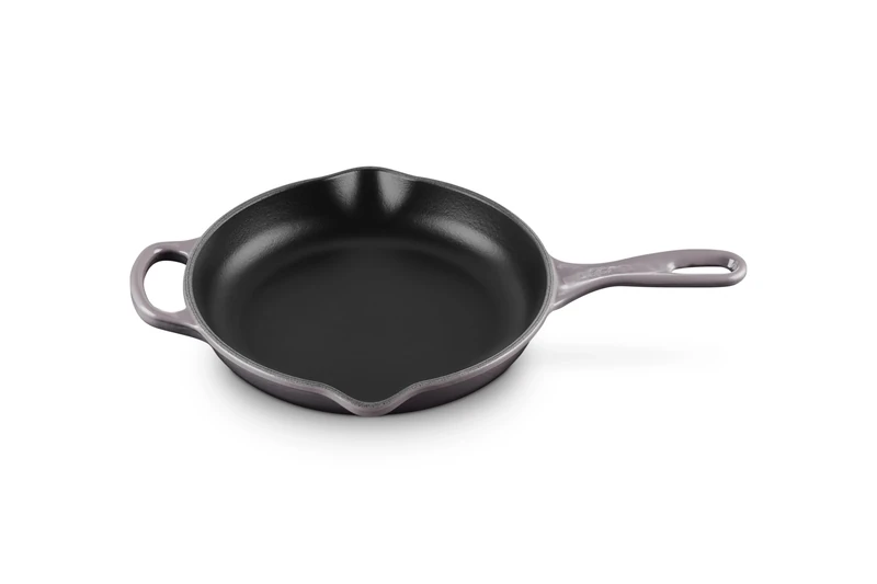Le Creuset Signature Enamelled Cast Iron Skillet Frying Pan with Helper Handle and Two Pouring Lips, for All Hob Types and Ovens, 23 cm, Flint, 2018223444