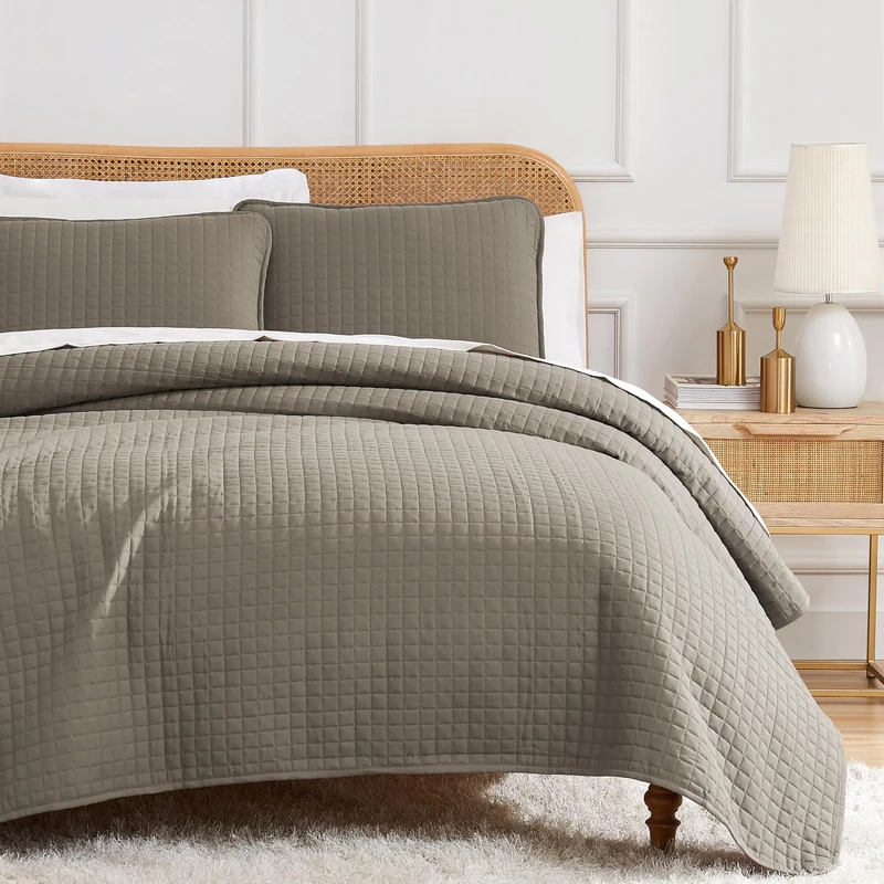 Vilano Springs, Premium Quality, Soft, Wrinkle, Fade, & Stain Resistant, Easy Case, Oversized Quilt Cover Set with 1 Quilt Set and 2 Shams, King / California King, Dark Taupe