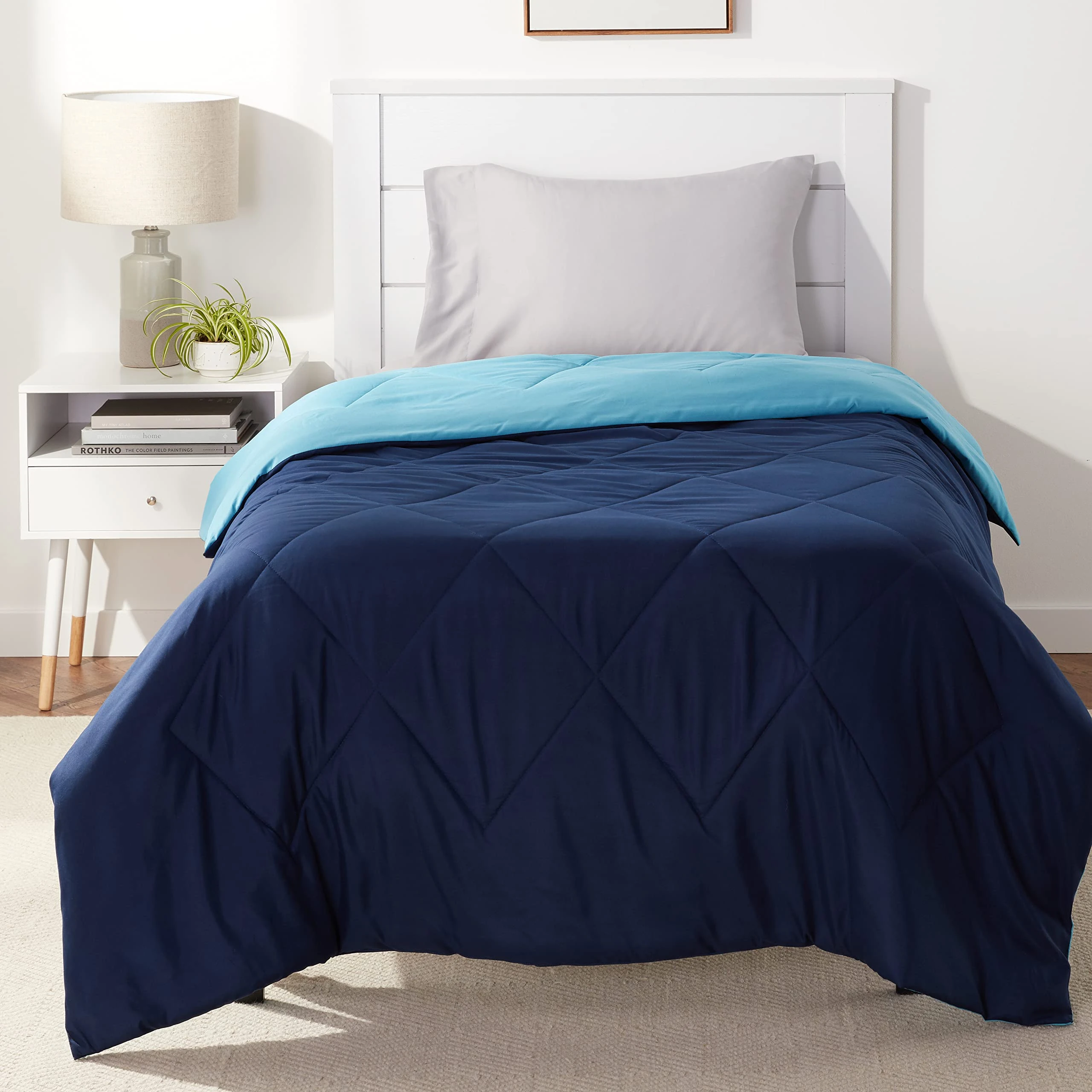 Amazon Basics Reversible Microfiber Comforter, 135 x 200cm, Navy/Sky Blue