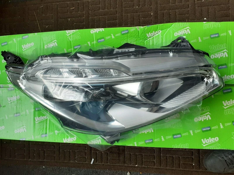 Valeo halogen technology automotive headlamp, 46637 for vehicle models, PEUGEOT 208 facelift (2015 >)