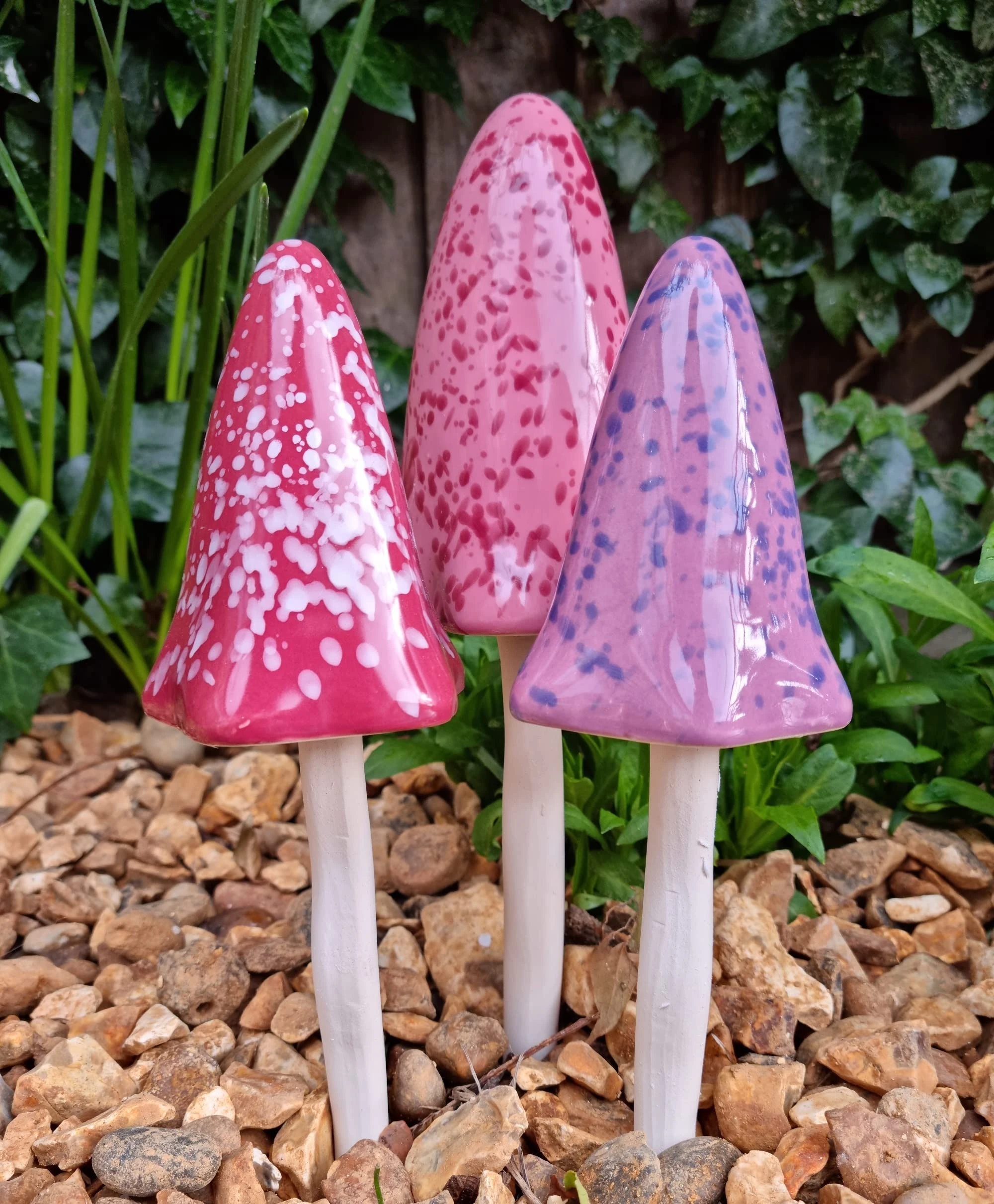 HH Home Hut Tinkling Ceramic Toadstools - Colourful Garden Ornaments, Mushrooms Plant Pot Set of 3 Outdoor Decor, Kids Gardening Set Fairy Garden Large Accessory (Pink, Red, Purple)