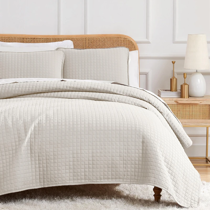 Southshore Fine Living, Inc. Oversized Queen Quilt Set with 2 Standard Size Pillow Shams Ultra-Soft Microfiber Queen/Full Size Quilt, Wrinkle & Fade Resistant, Machine Washable, Bone Color