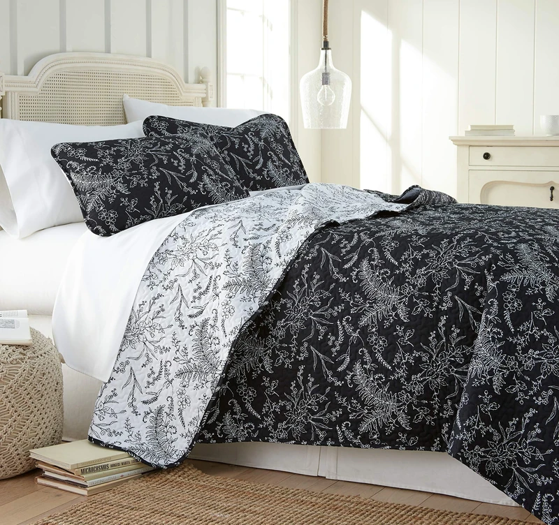 Southshore Fine Living, Inc. Black Quilt Queen Size, Oversized Quilt Bedding Set, Reversible Bed Ensemble, Floral Coverlet, Printed Bedspread 3-Piece with Two Matching Pillow Shams, Full/Queen, Black