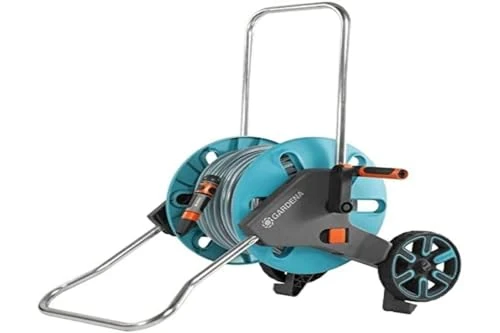 Set AquaRoll M, Capacidad: 13 mm (1/2") 100 m; 15 mm (5/8") 80 m; 19 mm (3/4") 50 m Manillar de altura ajustable, conexión inclinada de la manguera, sistema anti-goteo, manivela lateral de libre movimiento. Con 25 m de Manguera Classic, 15 mm (5/8"), Piezas Original GARDENA System y Lanza rociadora