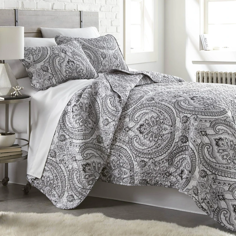 Southshore Fine Living, Inc. Boho King Quilt Set, Lightweight Bedspread, Summer Coverlet, 3-Piece Paisley Bedding Set with Two Matching Quilted Pillow Shams, California King Quilts, Black