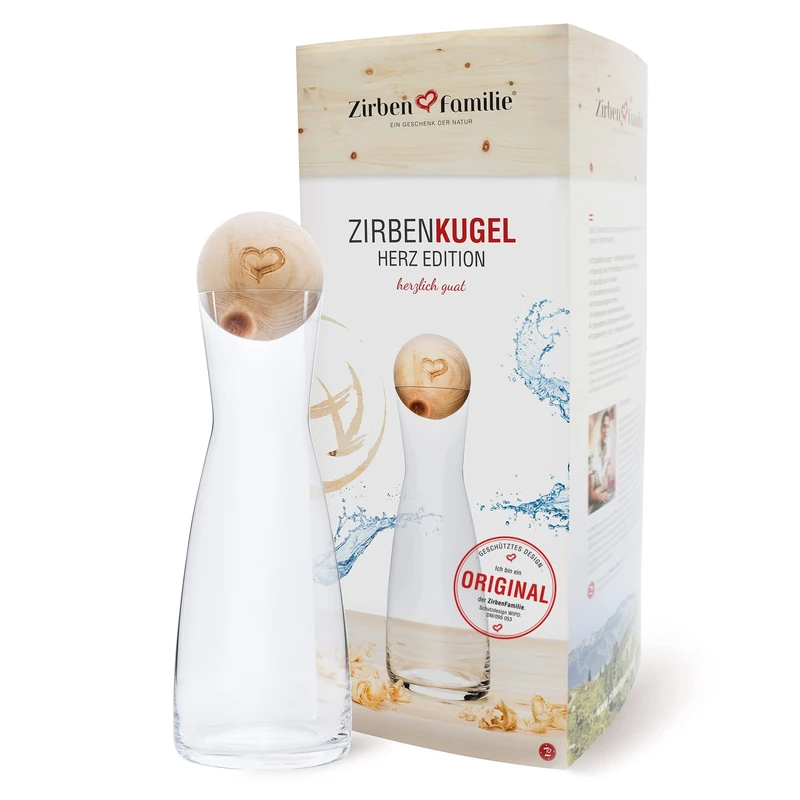 Zirben Familie The Original ZirbenKugel Set Including Water Carafe | Gives The Water a Special Touch | 1 Litre Mirror Carafe Made of Crystal Glass with Lid Made of Pine Wood | Heart Edition