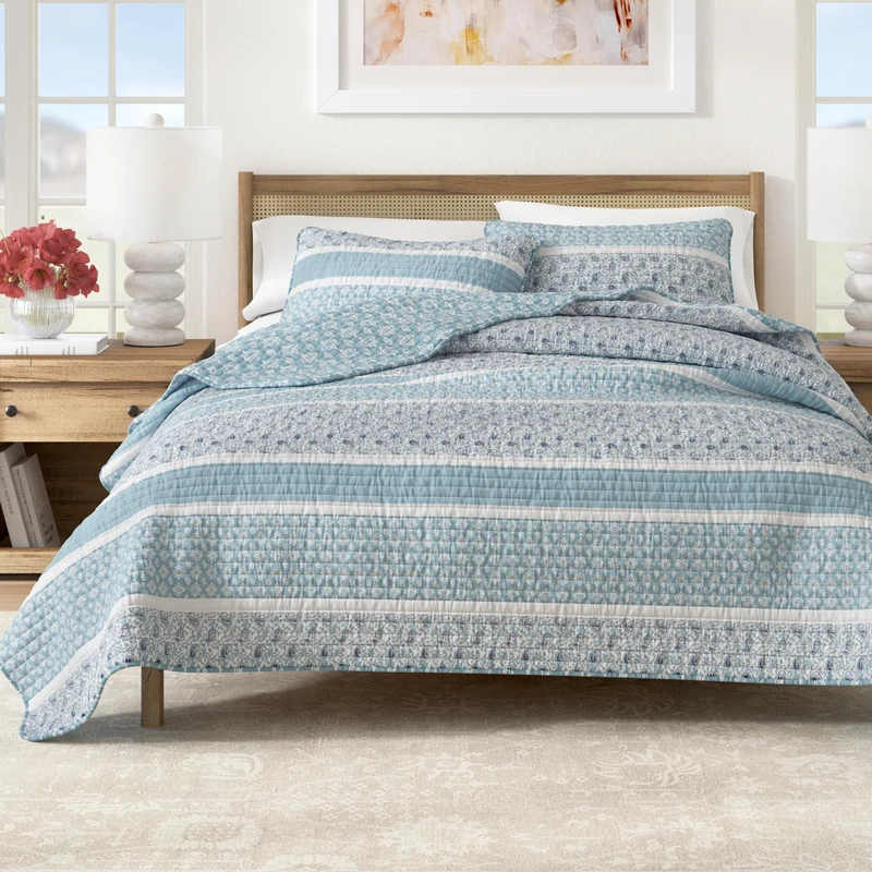 Great Bay Home Bedding Set, 3 Piece Reversible Blue Quilt Comforter with 2 Shams, Lightweight, All-Season, Cozy, Modern Bedspreads, Paisley Coverlet Sets, Kadi - Blue Collection, Full/Queen