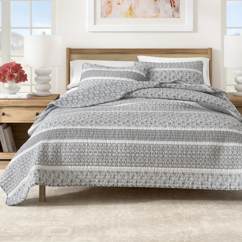 Great Bay Home 3-Piece Reversible Grey King Quilt Comforter with 2 Shams | Lightweight, All-Season, Cozy, Modern Bedspreads | Paisley Coverlet Sets | Kadi Collection