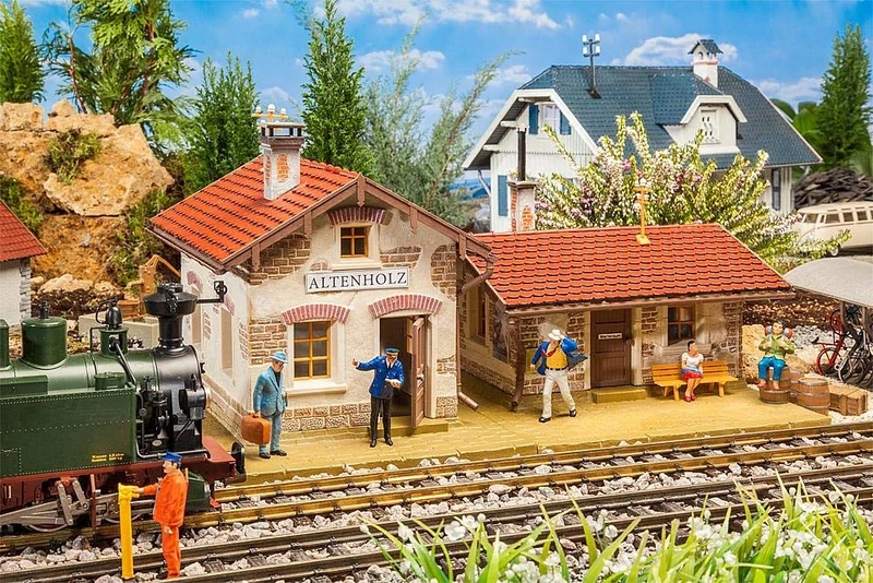 POLA FA330896 Railway Station Old Wood Model Kit Various - Image 1