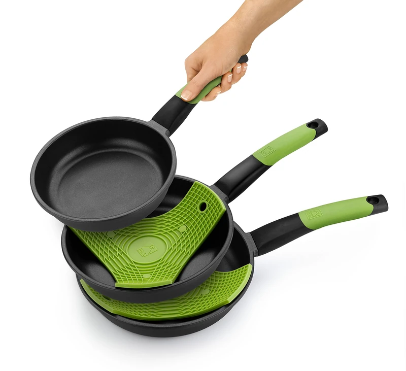 BRA 3 Frying Pans Prior Range Plus 2 Safe Multi Purpose Mats, Cast Aluminium, Black, 20, 24 and 28 cm [Amazon Exclusive]