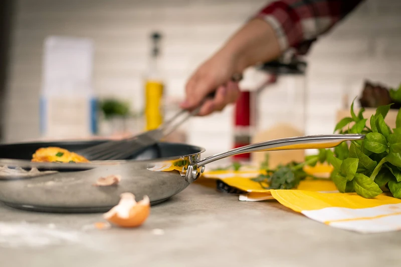 Kuhn Rikon Allround Non-Stick Frying Pan, 28cm. 3 Layer Non-Stick Coating. 18/10 Stainless Steel. Suitable for All Hobs (Including Induction). Riveted Stay-Cool Handle. Oven Safe & Dishwasher Proof
