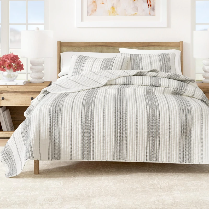 Great Bay Home Full/Queen Reversible Quilt Bedding Set - All Season, Modern, Lightweight Bedspreads - Grey and White Striped Coverlets (Includes 1 Quilt, 2 Pillow Shams)