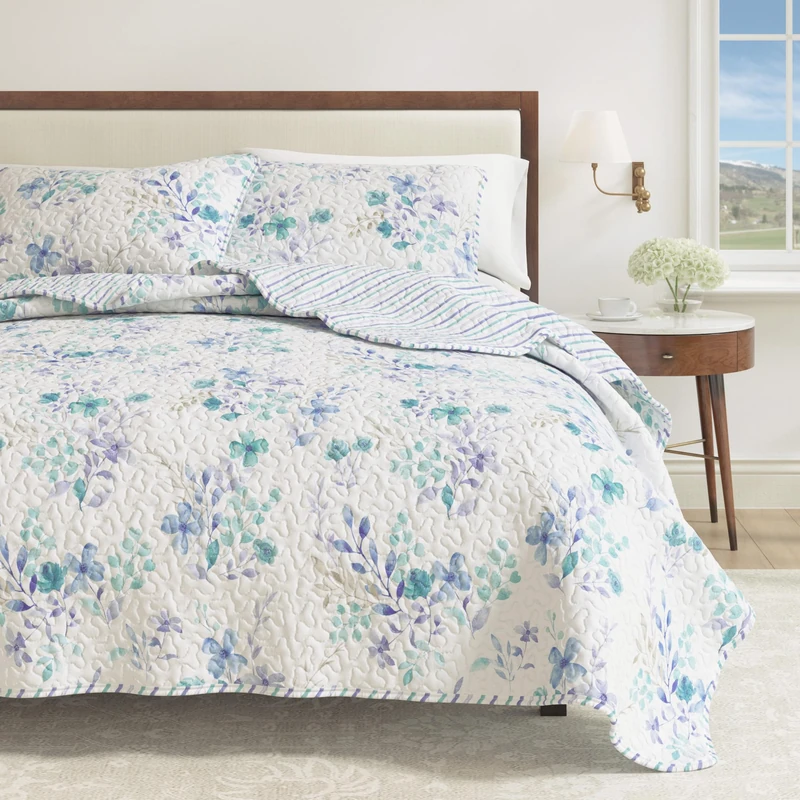 Great Bay Home Floral Twin Quilt Set with Shams, Blue Floral Bedding Set, All-Season, Lightweight Bedspread. Reversible, Farmhouse Bedding. (Twin, April Morning)