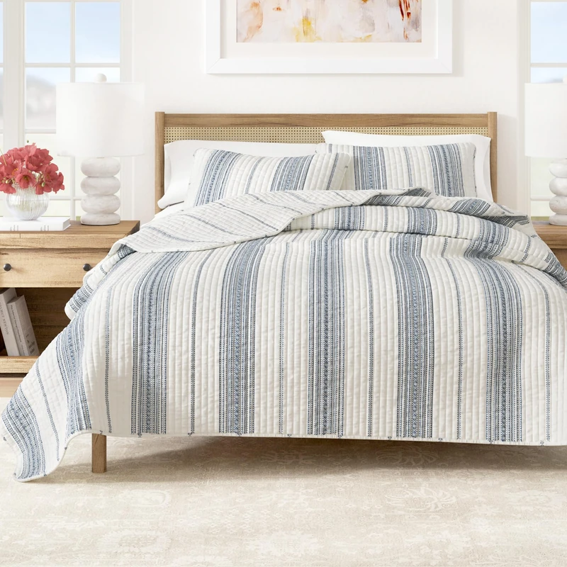 Great Bay Home Wesley Collection 3 Piece Quilt Set with Shams. Reversible Modern Bedspread Coverlet. Machine Washable. (Full/Queen, White/Navy)