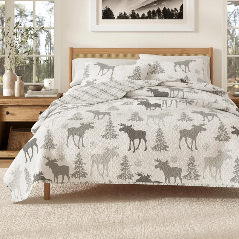 Great Bay Home Lodge Bedspread King Size Quilt with 2 Shams. Cabin 3-Piece Reversible All Season Quilt Set. Rustic Quilt Coverlet Bed Set. Wilderness Collection (Moose - Grey)
