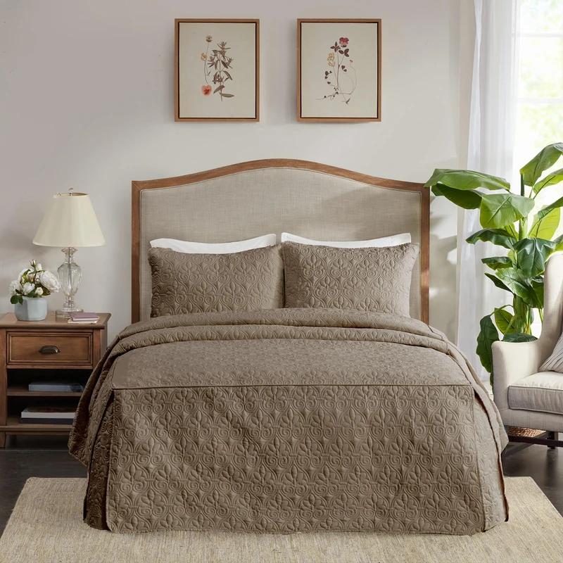 Madison Park Quebec Split Corner Quilted Bedspread Classic Traditional Design All Season, Lightweight, Bedding Set, Matching Shams, King(79" x81+24D), Damask Quilted Khaki 3 Piece