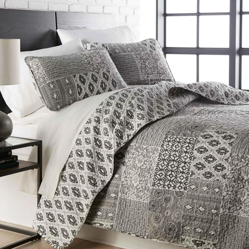 Southshore Fine Living, Inc. Global Patchwork Oversized Queen Quilt Bedding Set, 3-Piece Lightweight Coverlet and 2 Matching Pillow Shams, African Inspired Print, Quilt Full Size Bed Set, Grey