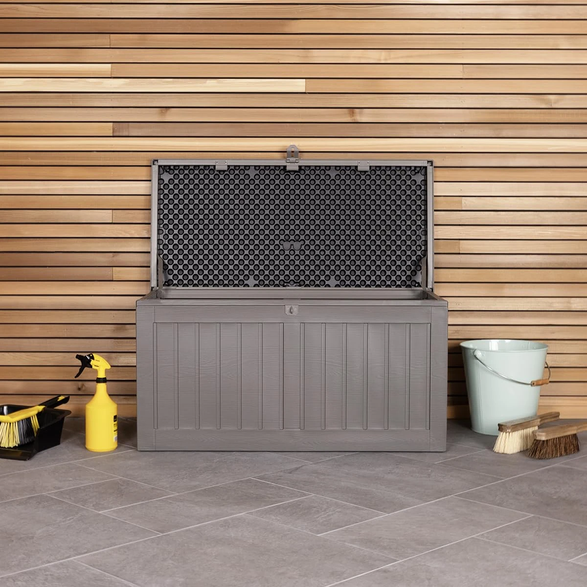 Charles Bentley 190L Outdoor Garden Storage Box, Grey Body, 2 Plastic Straps, Padlock Hasp, Sturdy PP Vacuum, Indoor/Outdoor, Steel Storage Chest (96cm x 49.3cm x 45.8cm)