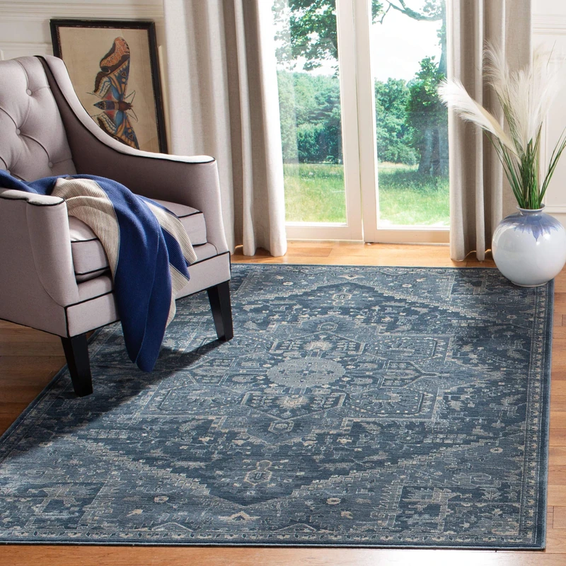 SAFAVIEH Traditional Rug for Living Room, Dining Room, Bedroom - Vintage Collection, Short Pile, in Light Blue and Dark Blue, 160 X 229 cm