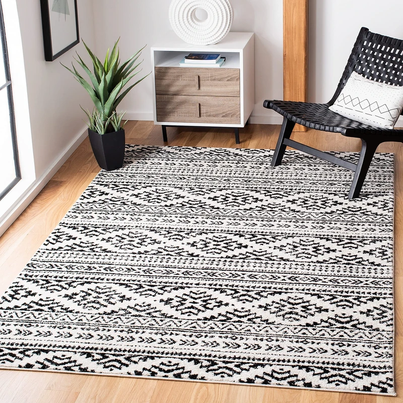SAFAVIEH Boho Chic Rug for Living Room, Dining Room, Bedroom - Tulum Collection, Short Pile, in Ivory and Black, 183 X 274 cm