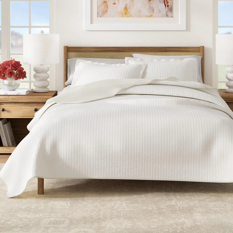 Great Bay Home 2-Piece Detailed Channel Stitch Quilt Set with Shams. White Twin Quilt Set, All Season Bedspread Quilt Set, Alicia Collection (Twin, White)