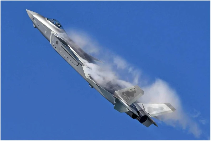 Trumpeter 1:48 - Chinese J-20 Mighty Dragon