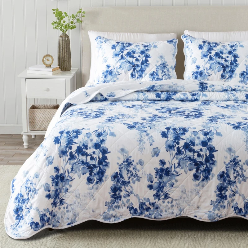 Great Bay Home Floral Full/Queen Quilt Set with Shams, Blue Floral Bedding Set, All-Season, Lightweight Bedspread. Reversible, Farmhouse Bedding. (Full/Queen, Jacqueline)