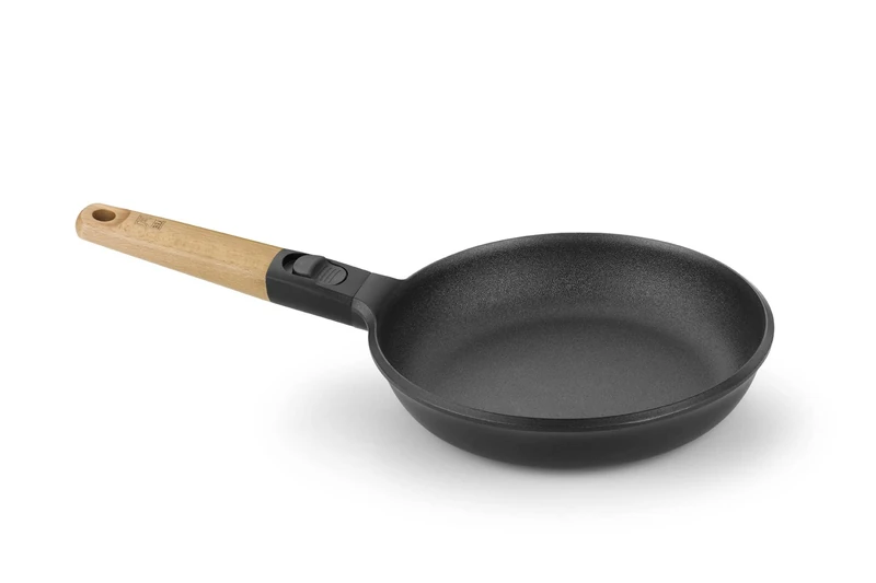 BRA Market Frying Pan, 22cm, Cast Aluminium, Detachable Handle, Natural Wood, Non-Stick Tri-Layer PFOA-Free, Suitable for All Hobs Including