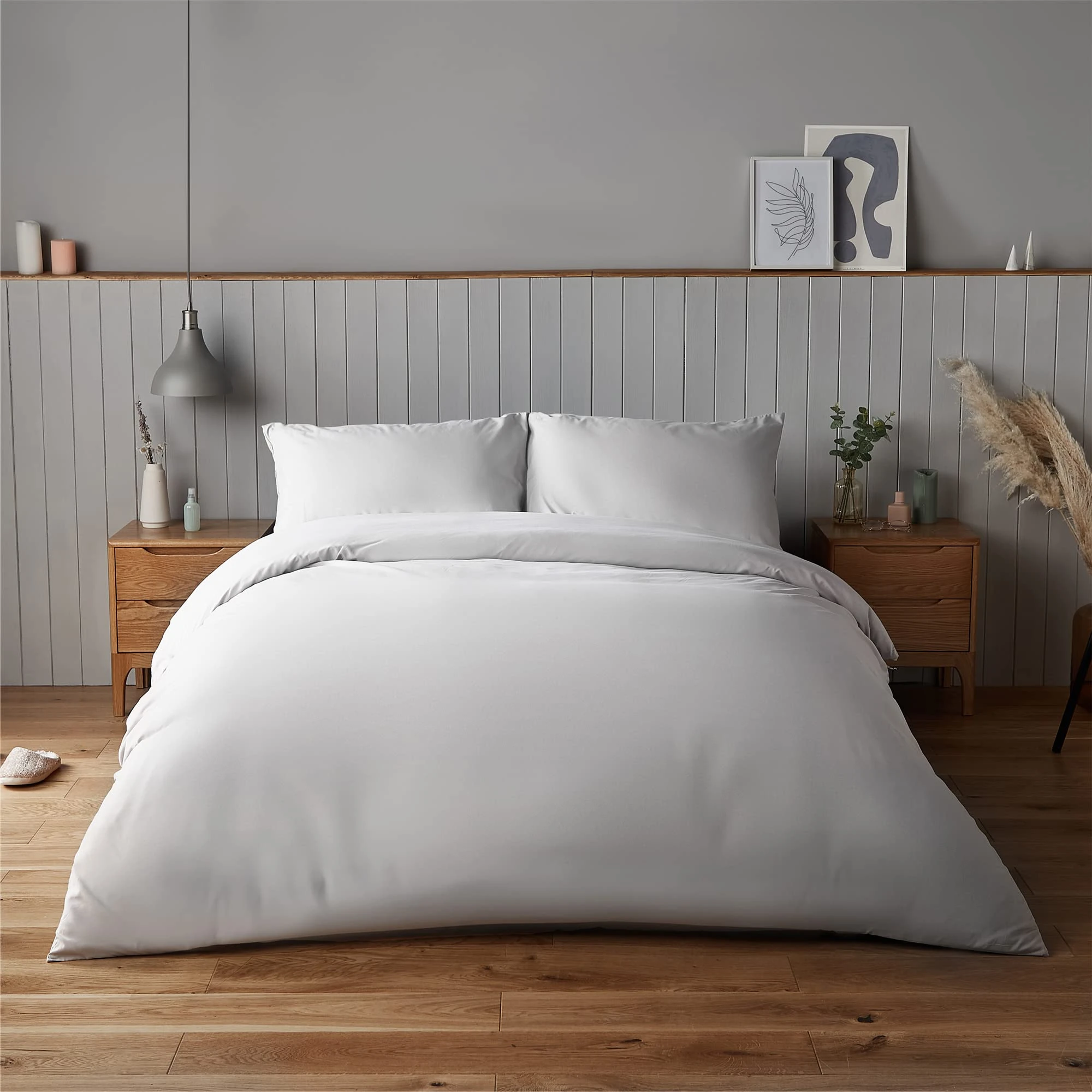 Silentnight Supersoft Duvet Set - Cosy & Comfortable Delicate Touch - Luxurious Easy Care Microfibre with Button Fastening - Stylish & Modern Duvet Quilt Cover + Pillowcase Bed Set, King, White