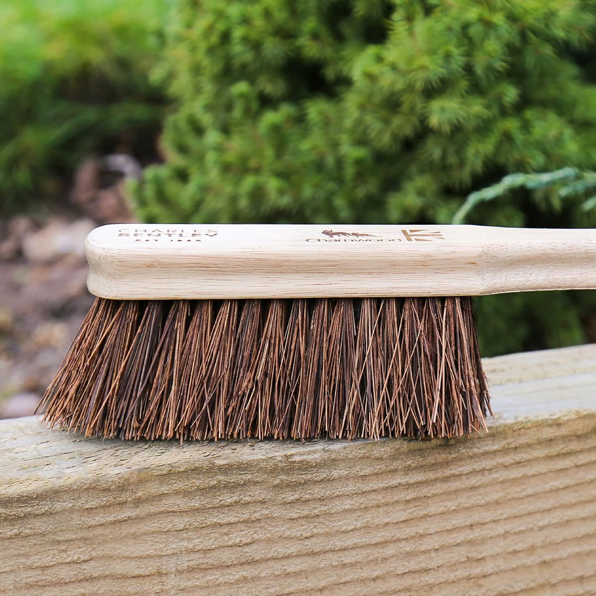 CHARLES BENTLEY Hand Brush, Charnwood, Bassine, for Garden & Outdoor, Maintenance, Premium Brushware, Green, FSC Certified Wood, Stiff Bassine Bristles, Contoured Handle, Made In Britain (30x8x5cm)